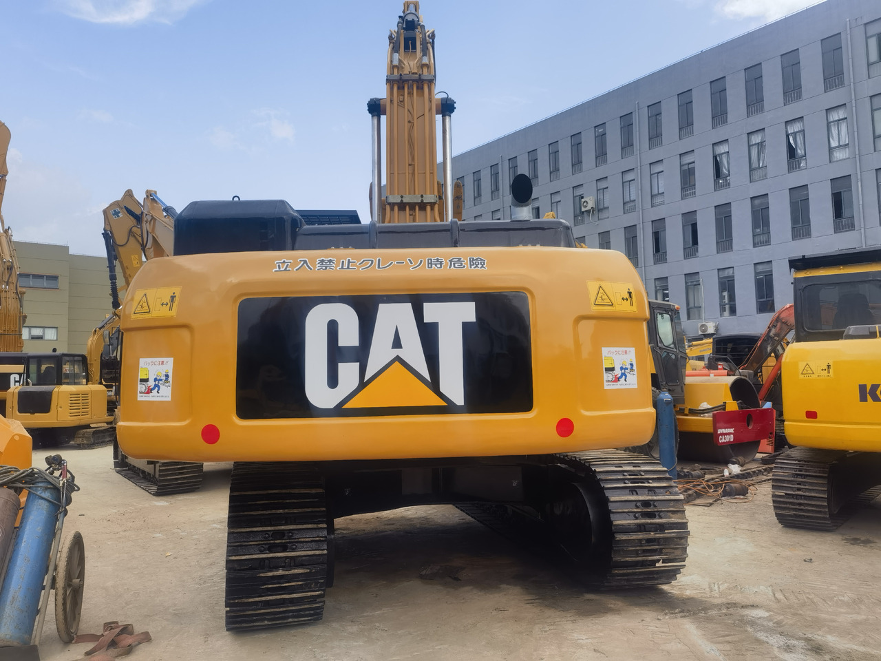 CAT 330DL excavator - Lánctalpas kotró: 5 kép. CAT 330DL excavator - Lánctalpas kotró: 5 kép.