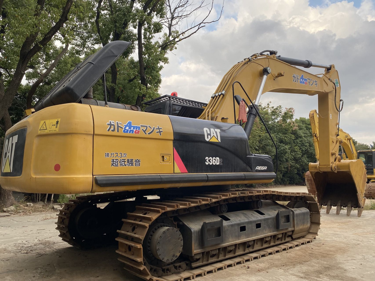 CAT 336D2 Excavator - Kotrógép: 2 kép. CAT 336D2 Excavator - Kotrógép: 2 kép.