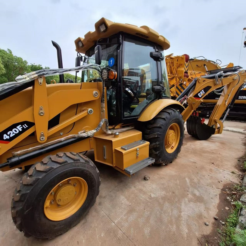 CAT 420F Backhoe Loader - Kotrórakodó: 2 kép. CAT 420F Backhoe Loader - Kotrórakodó: 2 kép.