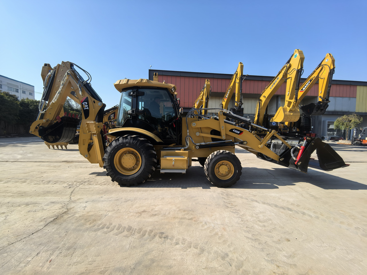 CAT 420F Backhoe Loader - Kotrórakodó: 2 kép. CAT 420F Backhoe Loader - Kotrórakodó: 2 kép.