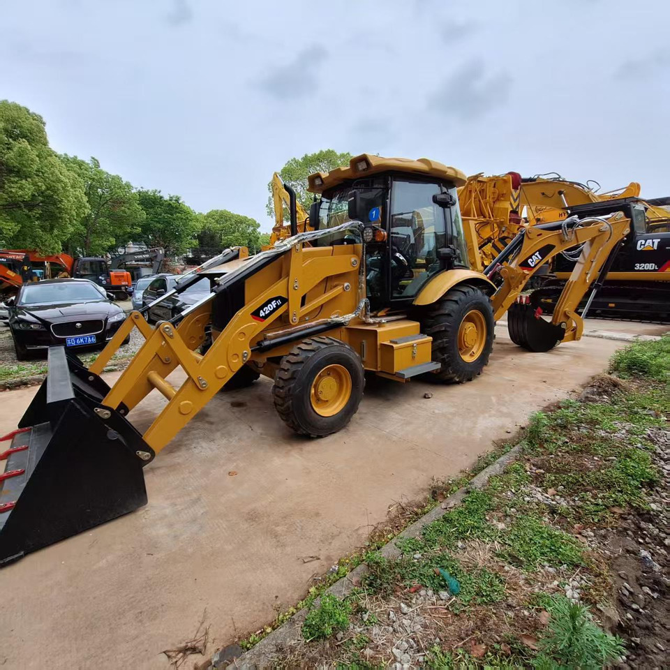 CAT 420F Backhoe Loader - Kotrórakodó: 2 kép. CAT 420F Backhoe Loader - Kotrórakodó: 2 kép.
