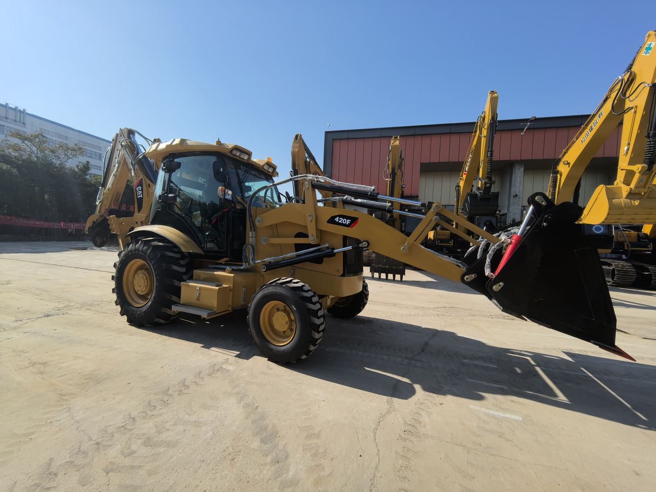 CAT 420F Backhoe Loader - Kotrórakodó: 3 kép. CAT 420F Backhoe Loader - Kotrórakodó: 3 kép.