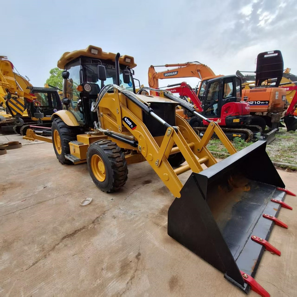 CAT 420F Backhoe Loader - Kotrórakodó: 2 kép. CAT 420F Backhoe Loader - Kotrórakodó: 2 kép.