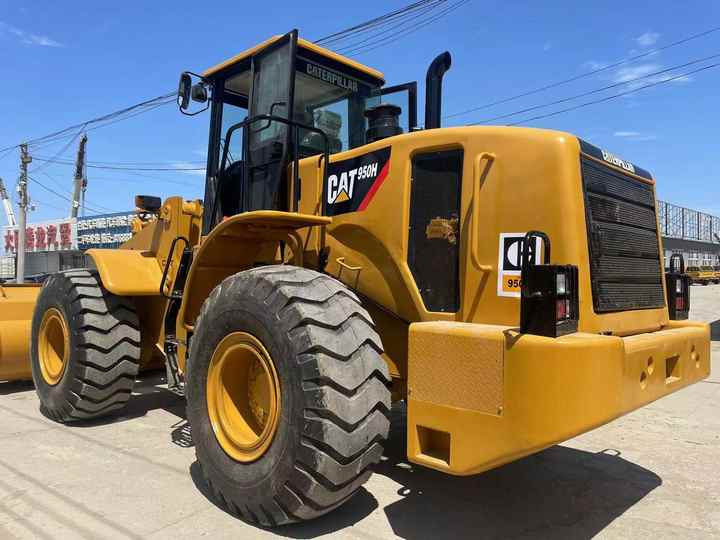 CAT 950H Loader - Gumikerekes homlokrakodó: 2 kép. CAT 950H Loader - Gumikerekes homlokrakodó: 2 kép.