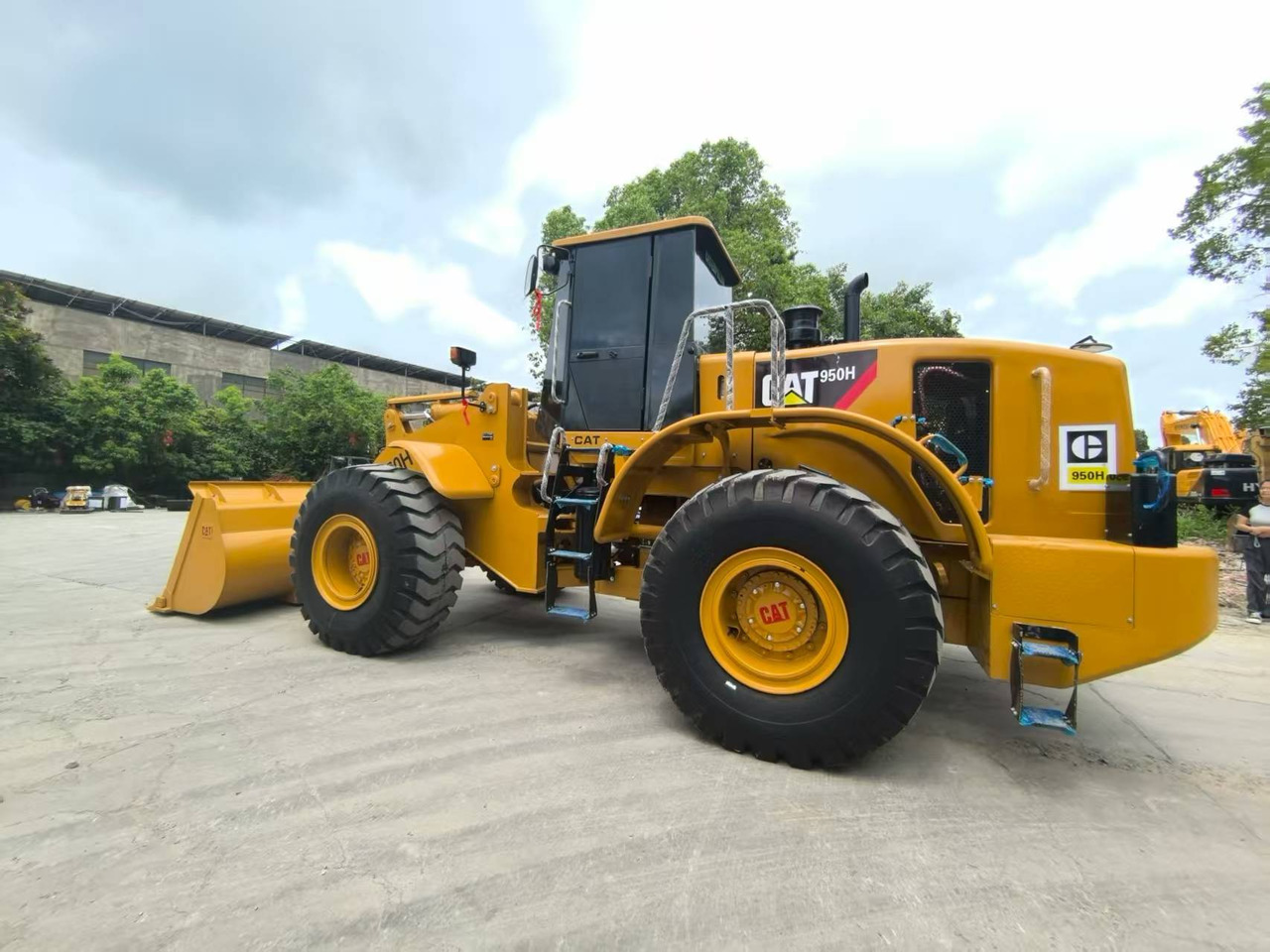 CAT 950H Loader - Gumikerekes homlokrakodó: 2 kép. CAT 950H Loader - Gumikerekes homlokrakodó: 2 kép.