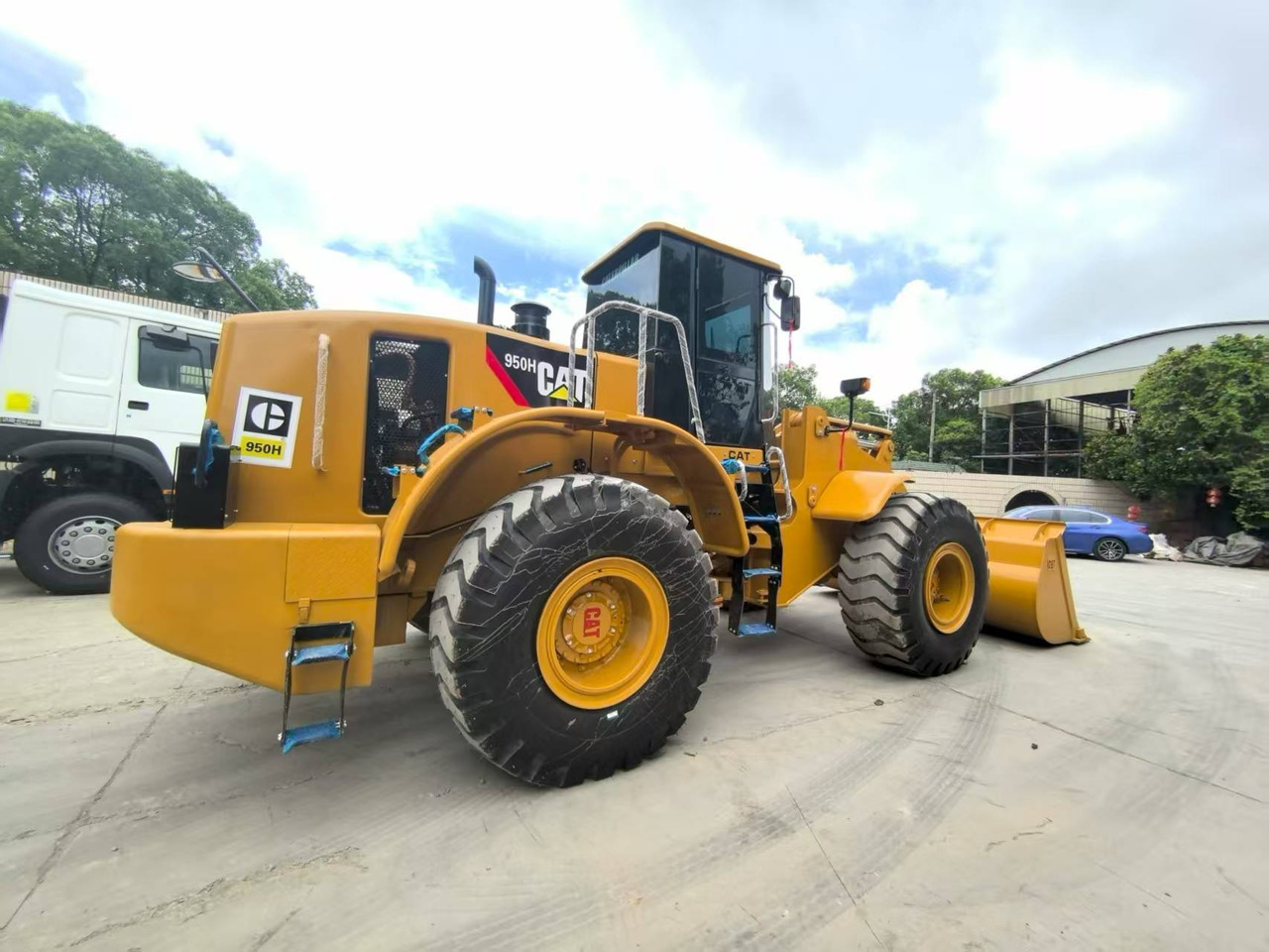 CAT 950H Loader - Gumikerekes homlokrakodó: 3 kép. CAT 950H Loader - Gumikerekes homlokrakodó: 3 kép.
