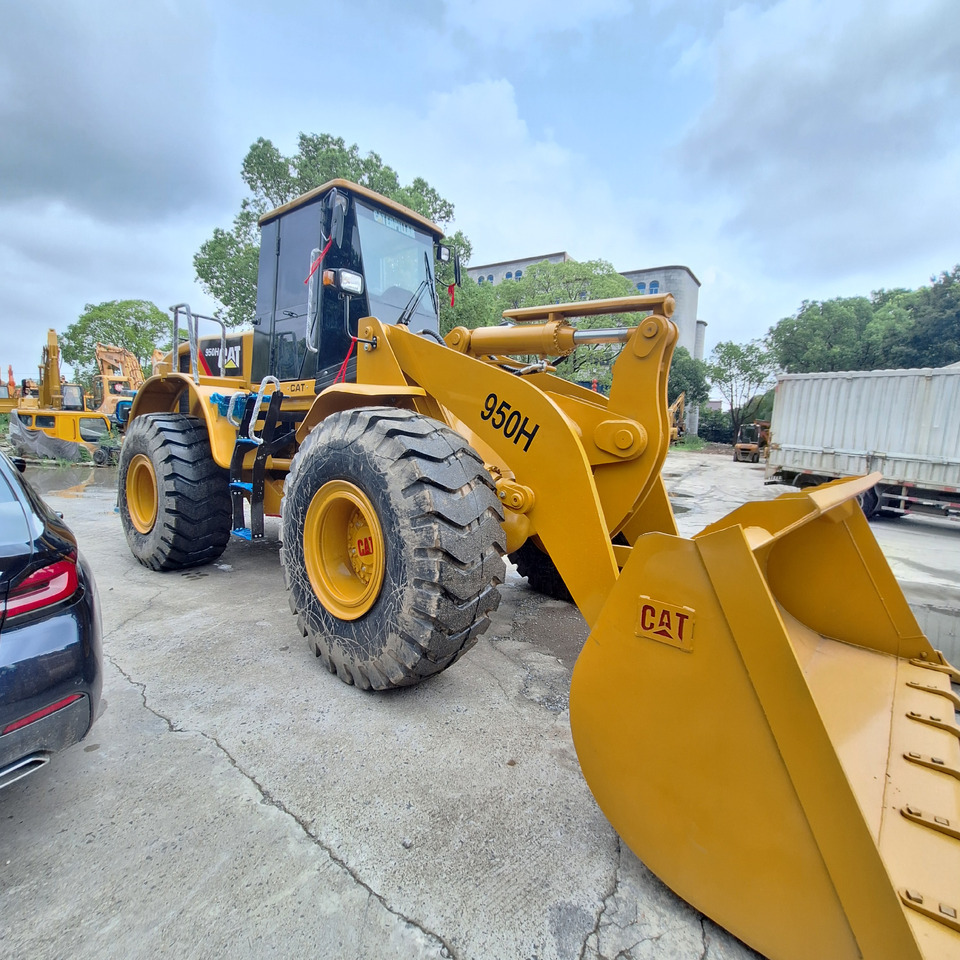 CAT 950H Loader - Gumikerekes homlokrakodó: 3 kép. CAT 950H Loader - Gumikerekes homlokrakodó: 3 kép.