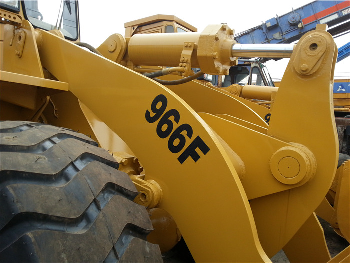 CAT 966F - Gumikerekes homlokrakodó: 4 kép. CAT 966F - Gumikerekes homlokrakodó: 4 kép.