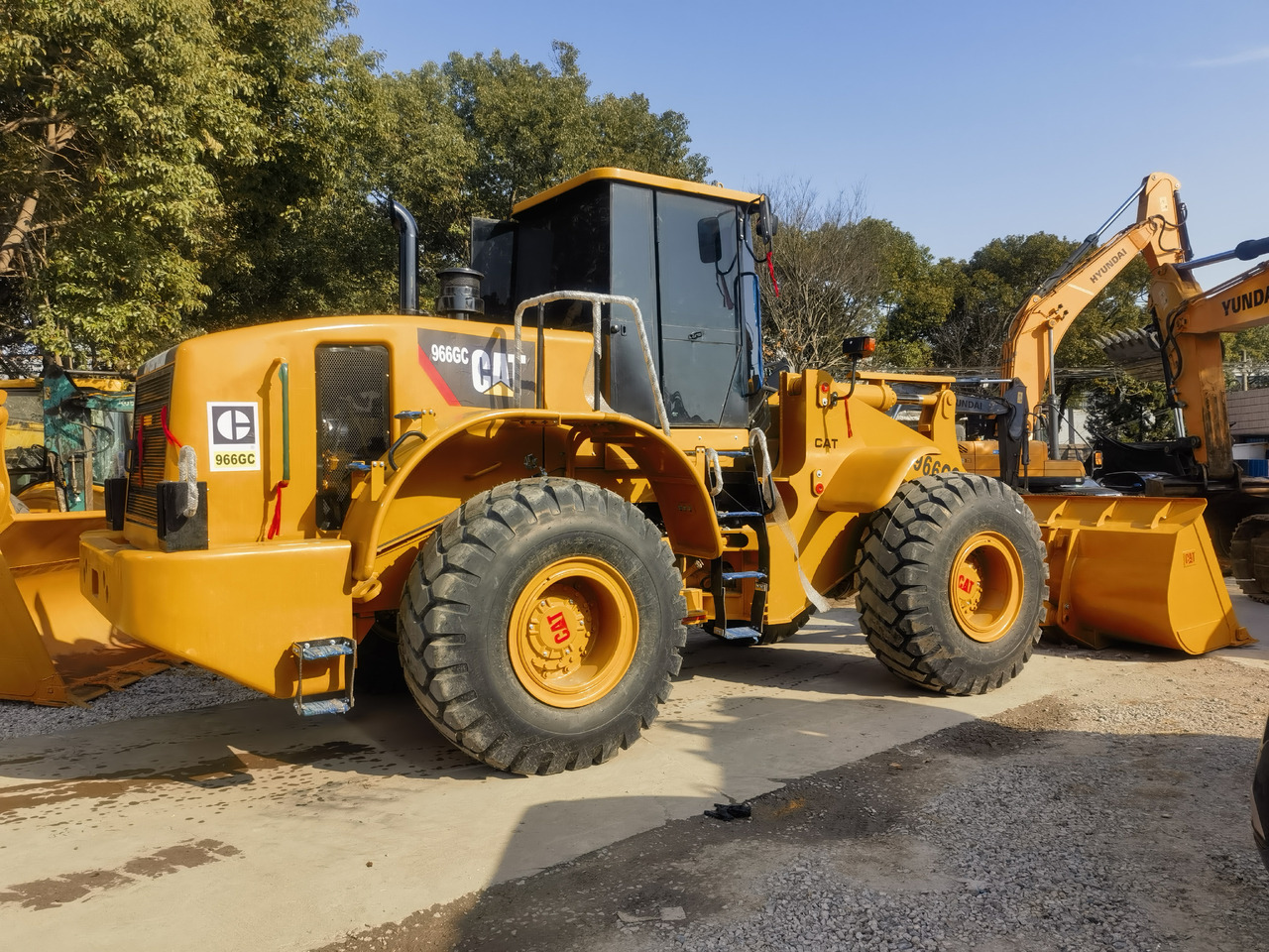 CAT 966GC - Gumikerekes homlokrakodó: 3 kép. CAT 966GC - Gumikerekes homlokrakodó: 3 kép.