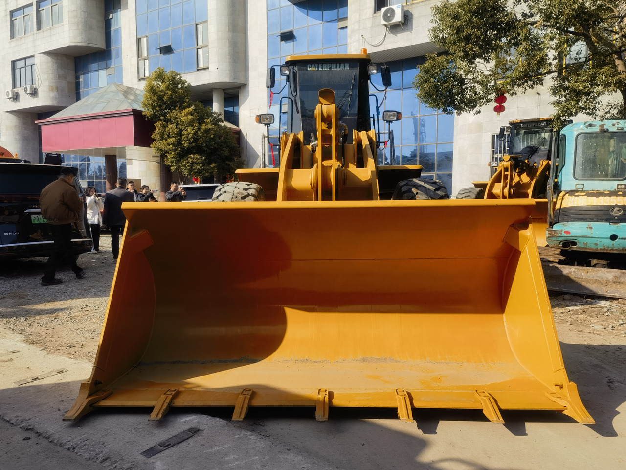CAT 966GC - Gumikerekes homlokrakodó: 2 kép. CAT 966GC - Gumikerekes homlokrakodó: 2 kép.