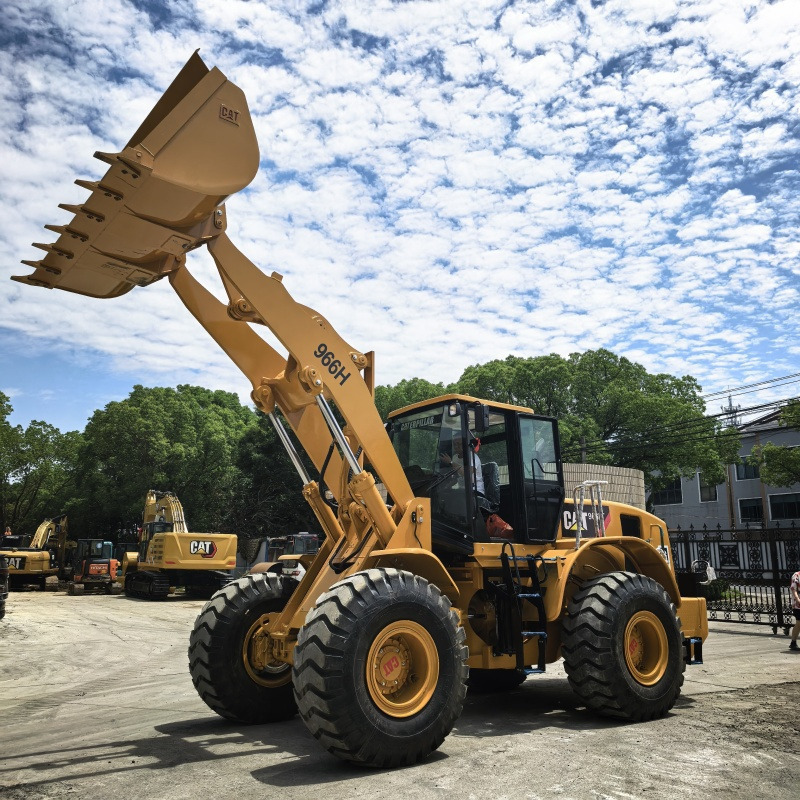 CAT 966H wheel loader - Gumikerekes homlokrakodó: 2 kép. CAT 966H wheel loader - Gumikerekes homlokrakodó: 2 kép.