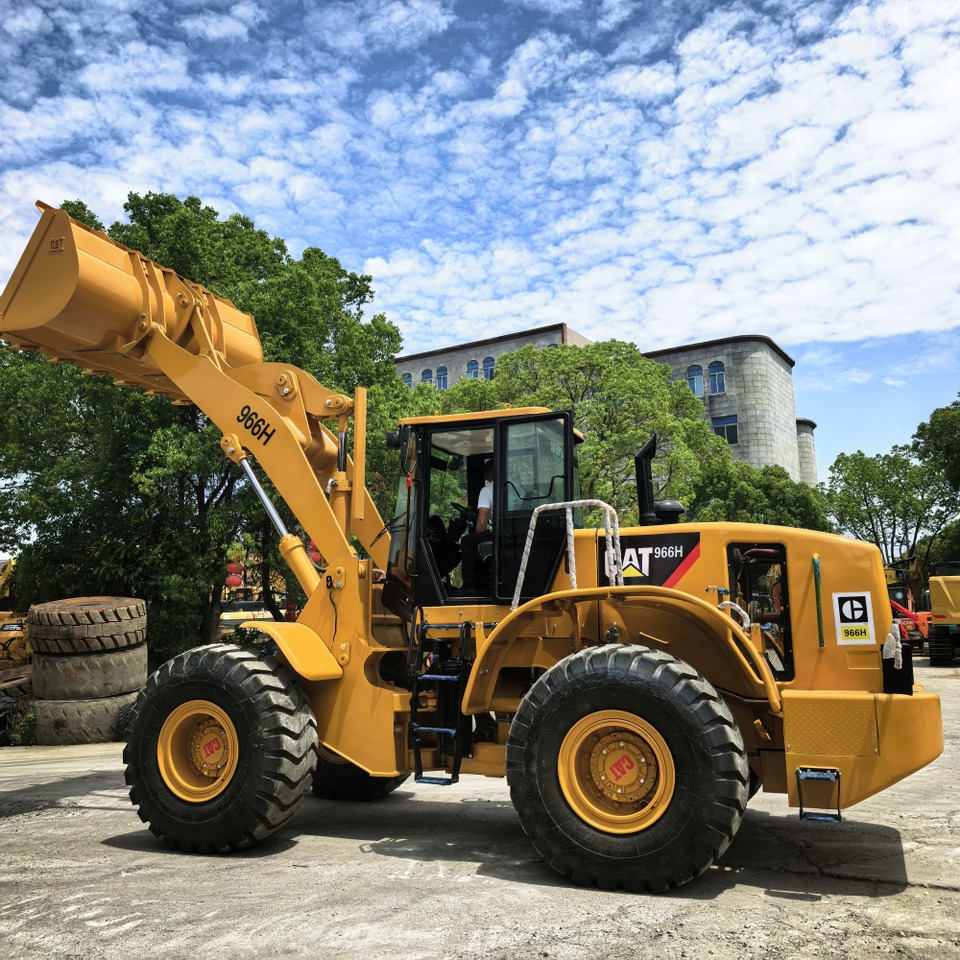 CAT 966H wheel loader - Gumikerekes homlokrakodó: 1 kép. CAT 966H wheel loader - Gumikerekes homlokrakodó: 1 kép.