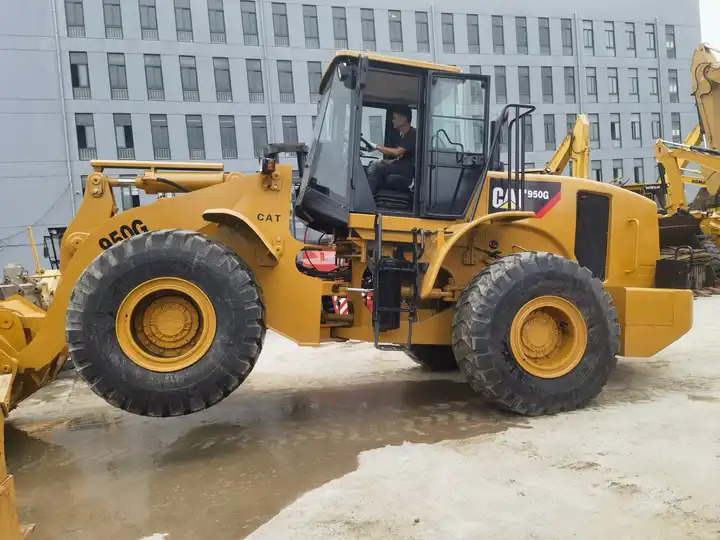 CAT 980G Loader - Gumikerekes homlokrakodó: 2 kép. CAT 980G Loader - Gumikerekes homlokrakodó: 2 kép.