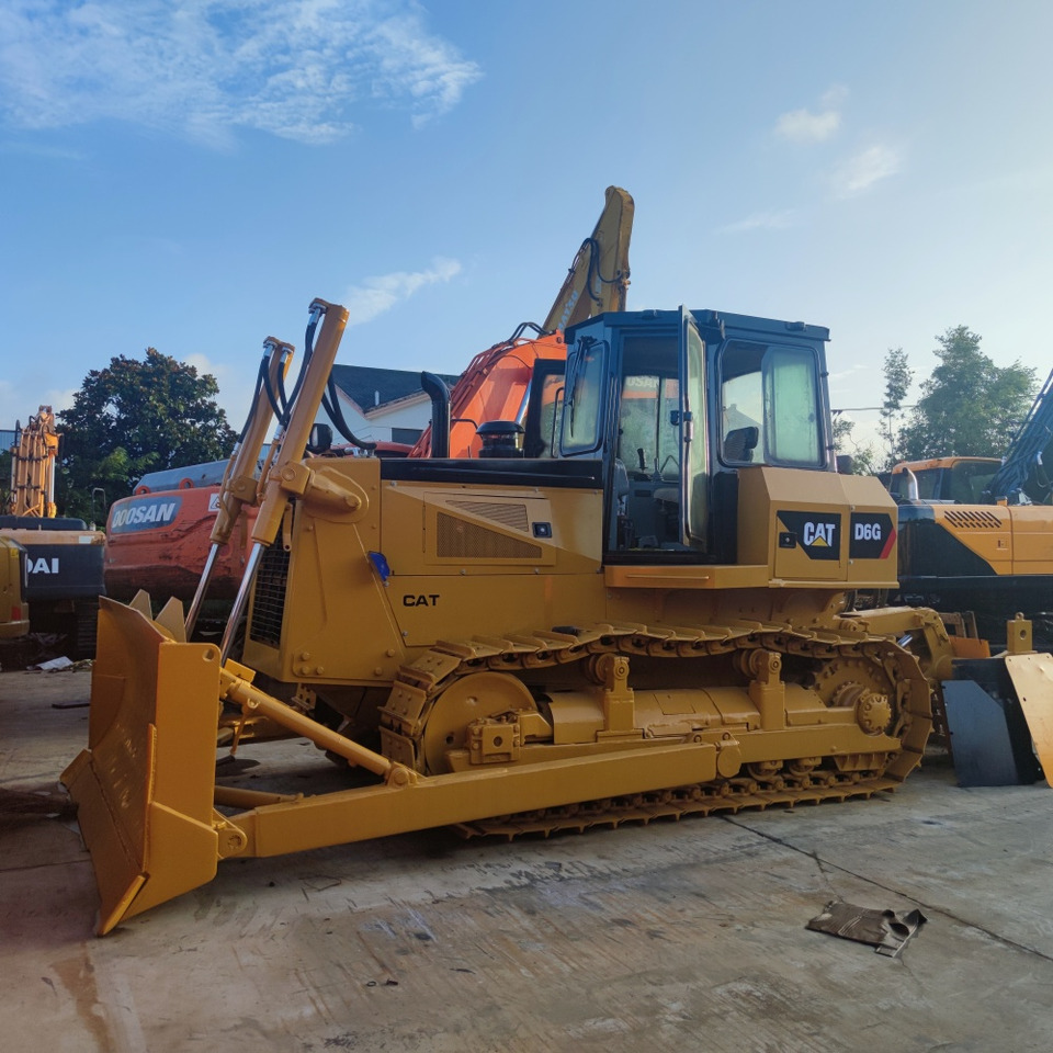 CAT D6G Bulldozer - Buldózer: 1 kép. CAT D6G Bulldozer - Buldózer: 1 kép.