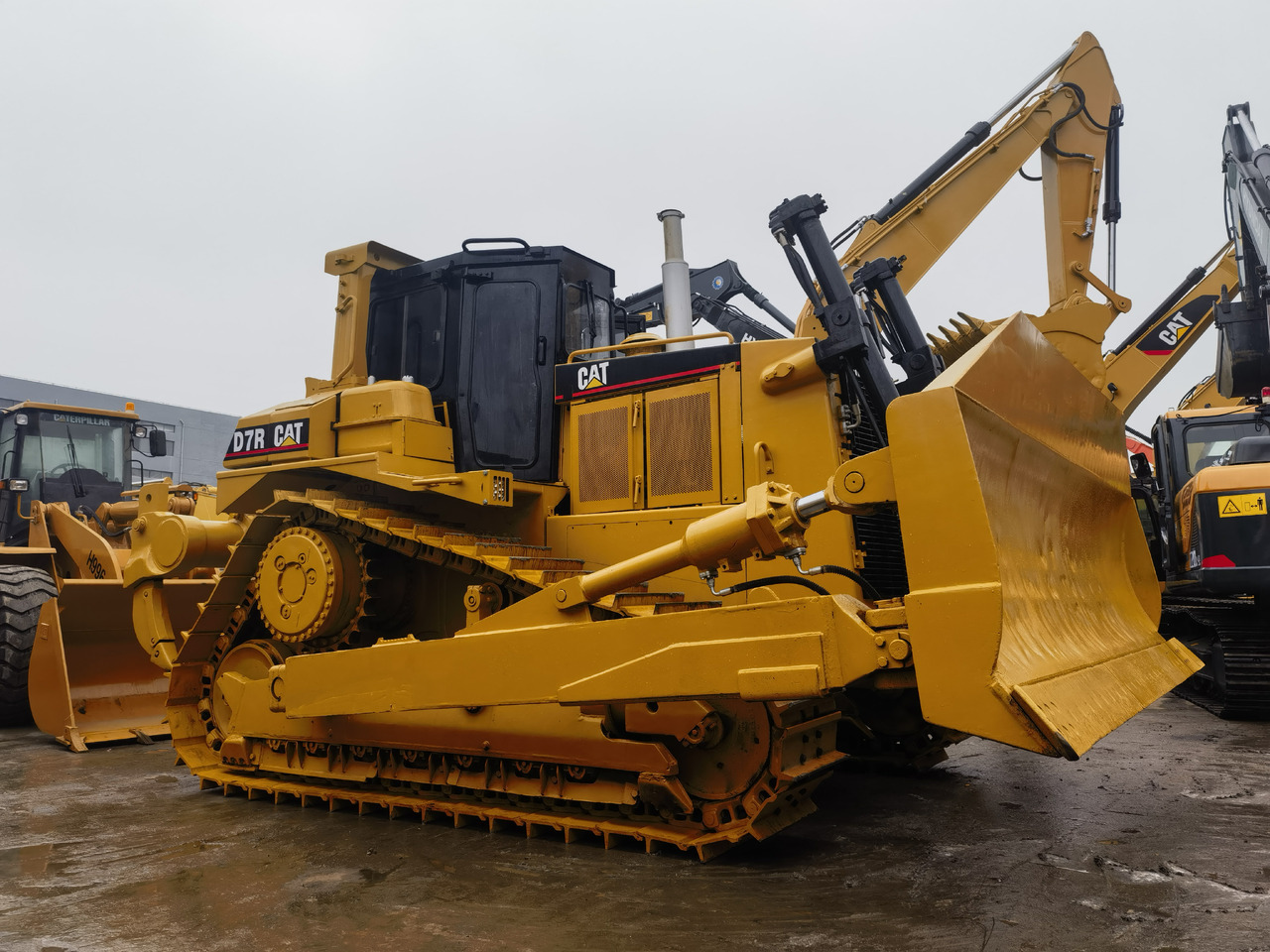 CAT D7R Bulldozer - Buldózer: 1 kép. CAT D7R Bulldozer - Buldózer: 1 kép.