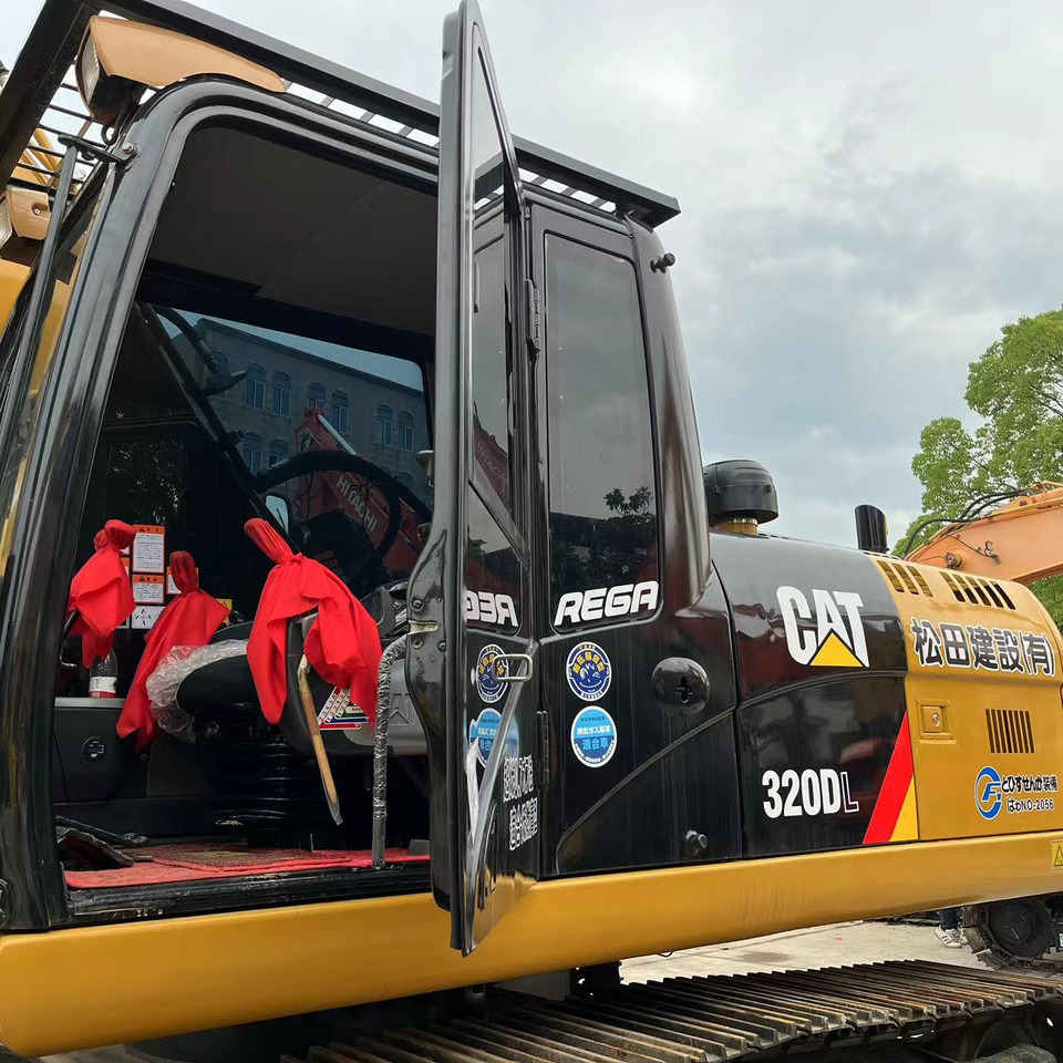 CAT320DL EXCAVATOR - Lánctalpas kotró: 3 kép. CAT320DL EXCAVATOR - Lánctalpas kotró: 3 kép.