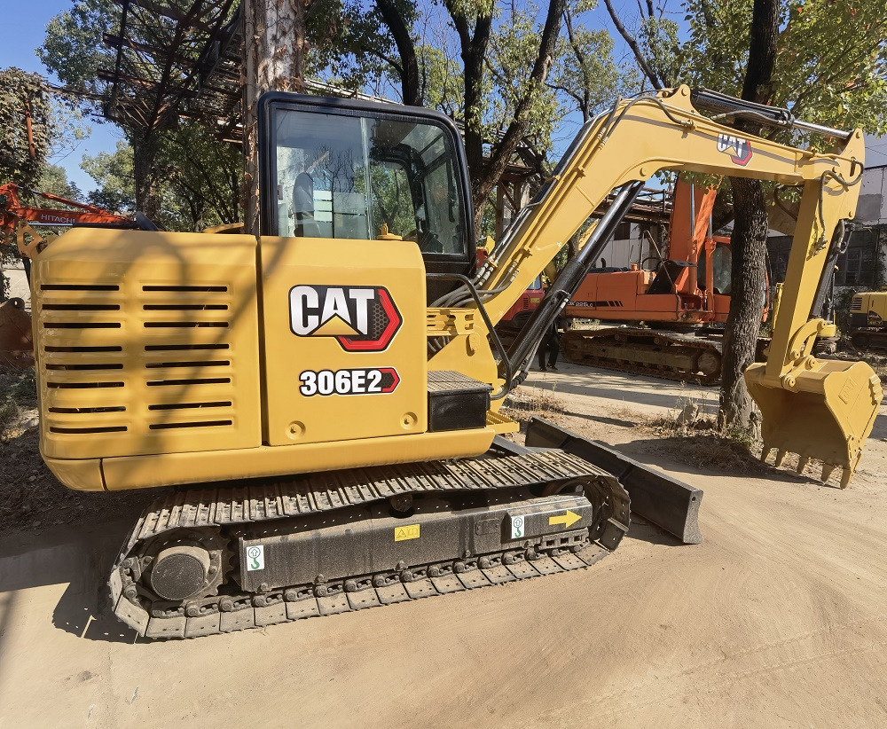 CATERPILLAR 306E2 - Minikotró: 3 kép. CATERPILLAR 306E2 - Minikotró: 3 kép.
