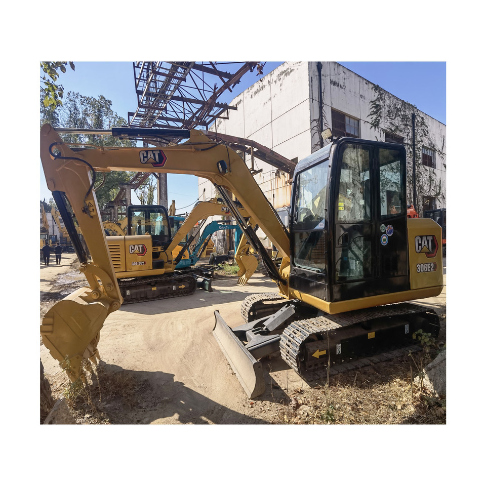 CATERPILLAR 306E2 - Minikotró: 2 kép. CATERPILLAR 306E2 - Minikotró: 2 kép.