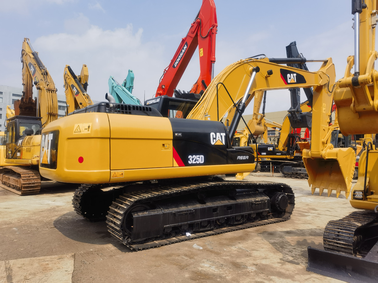 CATERPILLAR CAT 325D Excavator - Lánctalpas kotró: 3 kép. CATERPILLAR CAT 325D Excavator - Lánctalpas kotró: 3 kép.