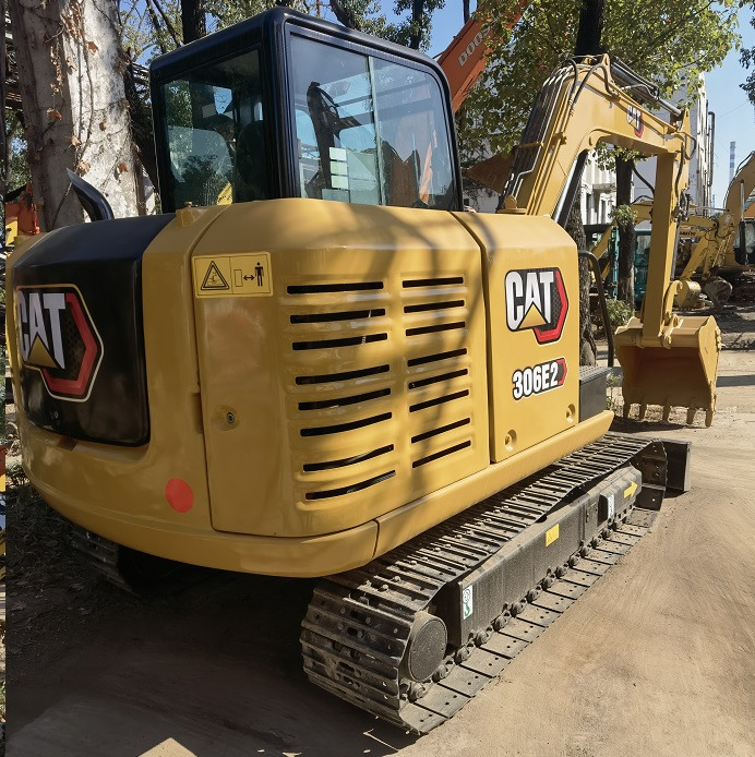 Cat 306E2 Excavator - Minikotró: 2 kép. Cat 306E2 Excavator - Minikotró: 2 kép.