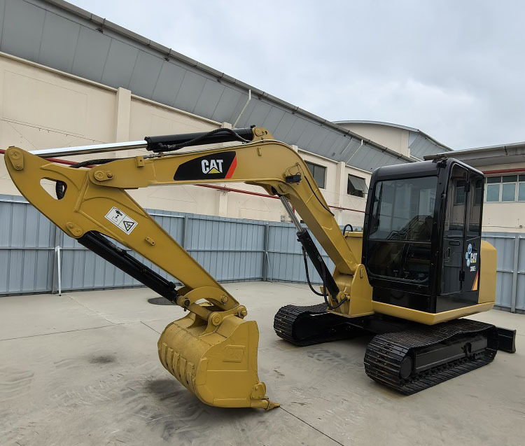 Cat 306E2 Excavator - Minikotró: 2 kép. Cat 306E2 Excavator - Minikotró: 2 kép.