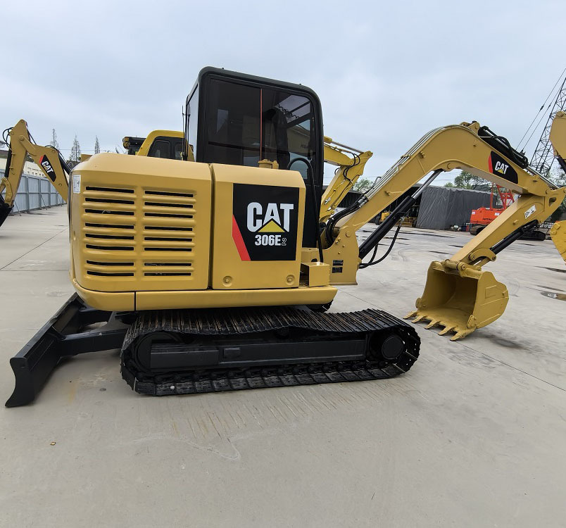 Cat 306E2 Excavator - Minikotró: 1 kép. Cat 306E2 Excavator - Minikotró: 1 kép.