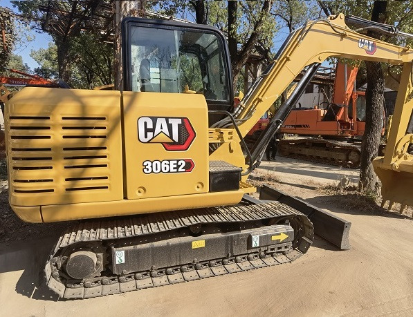 Cat 306E2 Excavator - Minikotró: 1 kép. Cat 306E2 Excavator - Minikotró: 1 kép.