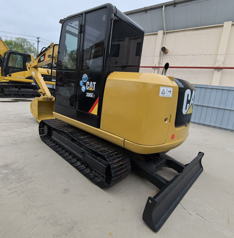 Cat 306E2 Excavator - Minikotró: 4 kép. Cat 306E2 Excavator - Minikotró: 4 kép.