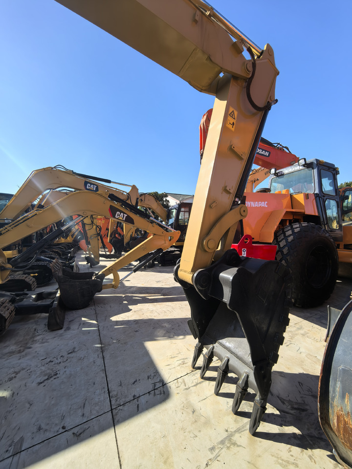 Cat 307E Excavator - Lánctalpas kotró: 4 kép. Cat 307E Excavator - Lánctalpas kotró: 4 kép.