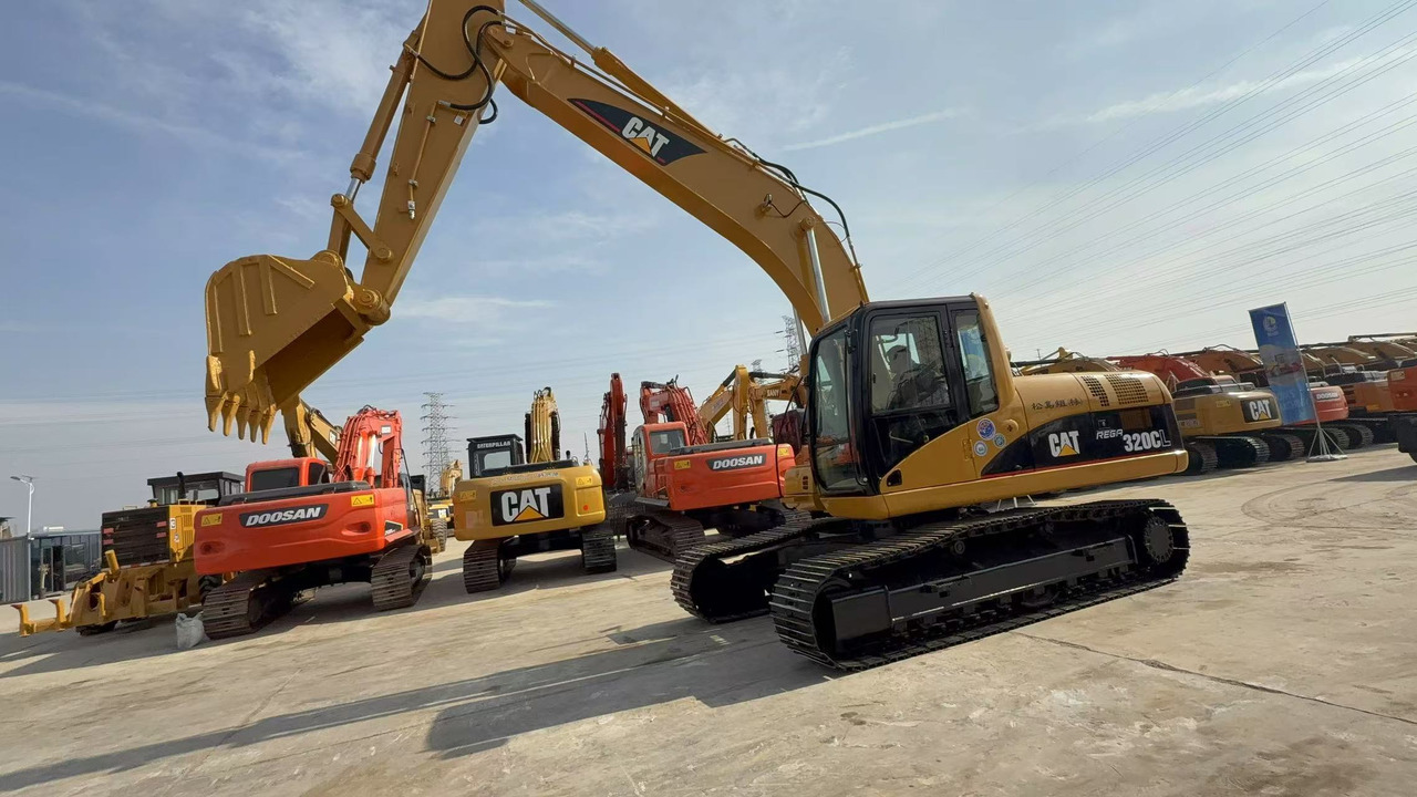 Cat 320cl excavator - Lánctalpas kotró: 2 kép. Cat 320cl excavator - Lánctalpas kotró: 2 kép.