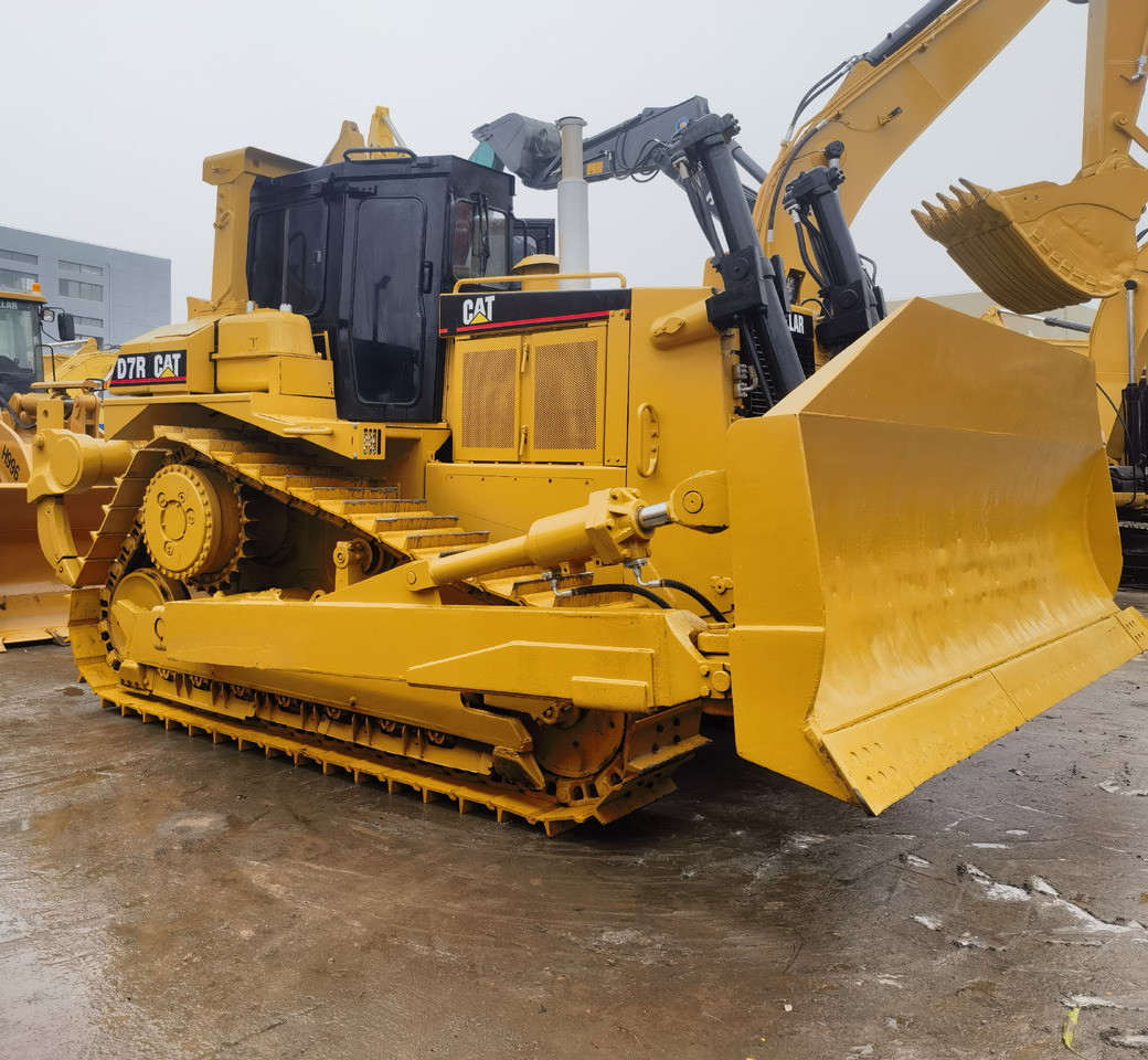 Caterpillar D7R Bulldozer - Buldózer: 1 kép. Caterpillar D7R Bulldozer - Buldózer: 1 kép.