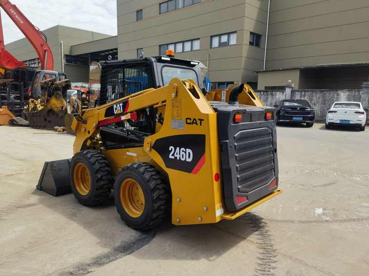 Cheap Price used caterpillar 246d mini skid steer cat 246C 246D hydraulic used skid loaders for sale - Mini homlokrakodó: 3 kép. Cheap Price used caterpillar 246d mini skid steer cat 246C 246D hydraulic used skid loaders for sale - Mini homlokrakodó: 3 kép.
