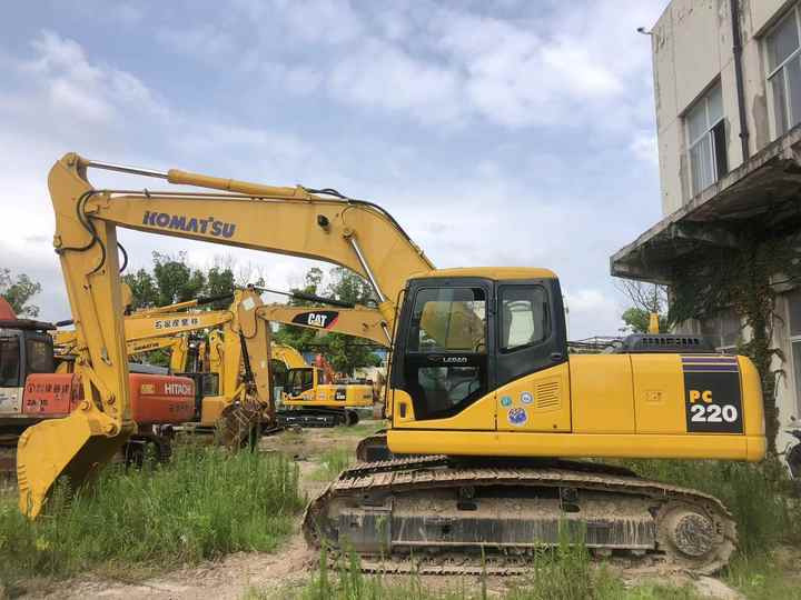 Cheap crawler excavator Komatsu PC220-7 hydraulic Excavator secondhand used komatsu pc 200-7 pc220-7 excavator for sale - Lánctalpas kotró: 4 kép. Cheap crawler excavator Komatsu PC220-7 hydraulic Excavator secondhand used komatsu pc 200-7 pc220-7 excavator for sale - Lánctalpas kotró: 4 kép.
