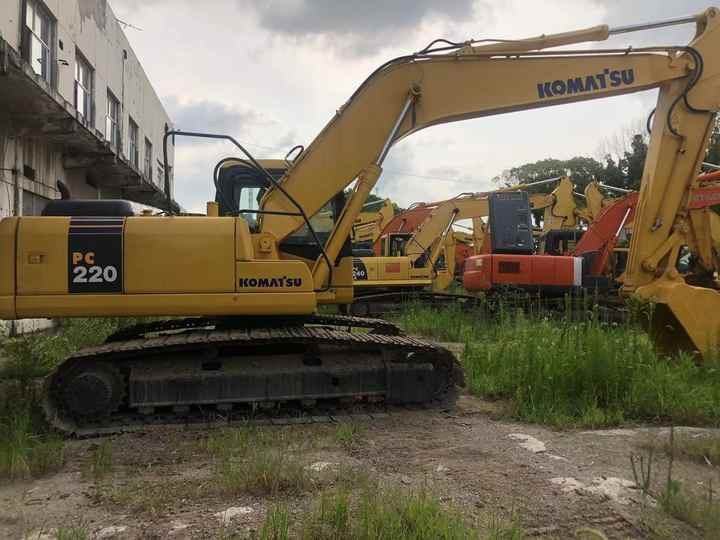 Cheap crawler excavator Komatsu PC220-7 hydraulic Excavator secondhand used komatsu pc 200-7 pc220-7 excavator for sale - Lánctalpas kotró: 3 kép. Cheap crawler excavator Komatsu PC220-7 hydraulic Excavator secondhand used komatsu pc 200-7 pc220-7 excavator for sale - Lánctalpas kotró: 3 kép.