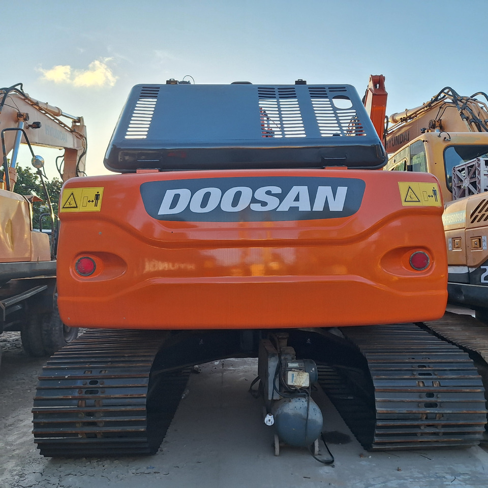 DOOSAN Doosan DX225LC-9C Crawler excavator - Lánctalpas kotró: 4 kép. DOOSAN Doosan DX225LC-9C Crawler excavator - Lánctalpas kotró: 4 kép.