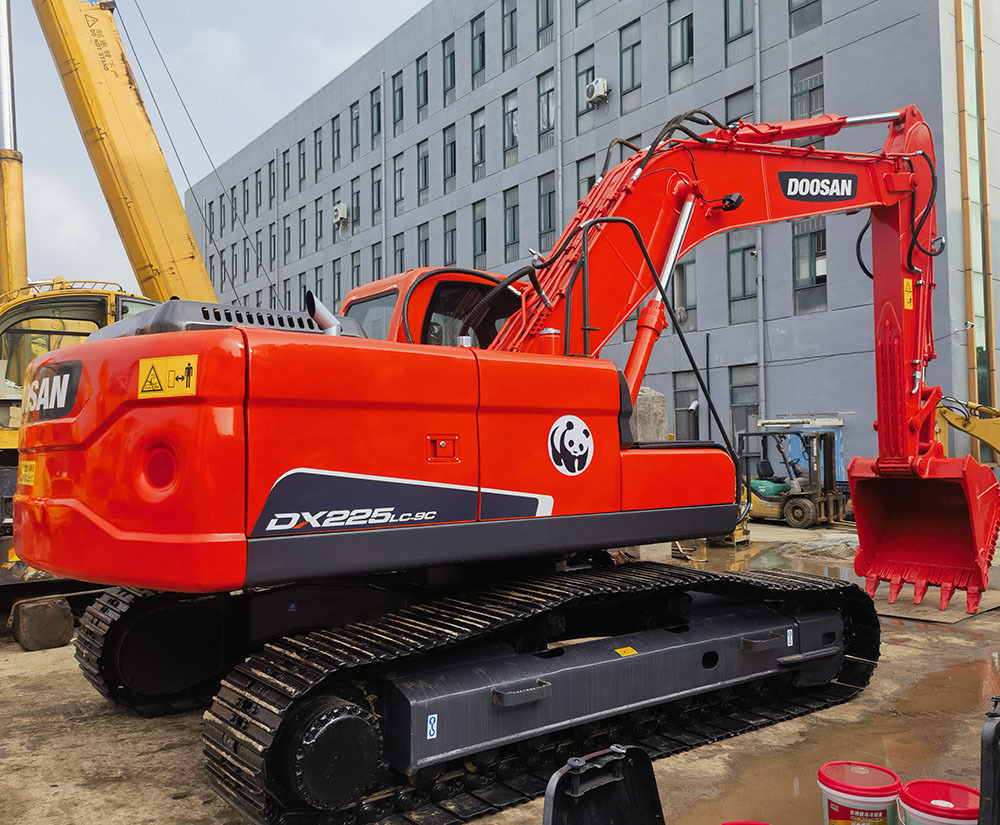 DOOSAN Doosan DX225LC Crawler excavator - Lánctalpas kotró: 2 kép. DOOSAN Doosan DX225LC Crawler excavator - Lánctalpas kotró: 2 kép.