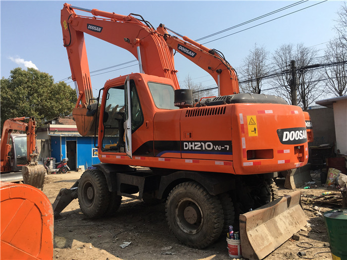 Doosan DH210w-7 wheel excavator - Gumikerekes kotró: 4 kép. Doosan DH210w-7 wheel excavator - Gumikerekes kotró: 4 kép.