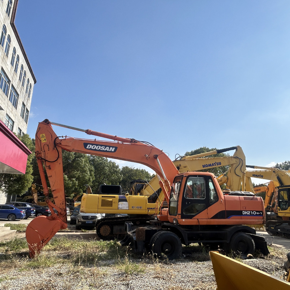 Doosan DH210w-7 wheel excavator - Gumikerekes kotró: 5 kép. Doosan DH210w-7 wheel excavator - Gumikerekes kotró: 5 kép.