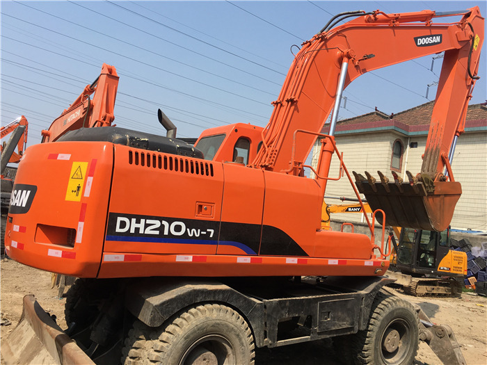 Doosan DH210w-7 wheel excavator - Gumikerekes kotró: 1 kép. Doosan DH210w-7 wheel excavator - Gumikerekes kotró: 1 kép.