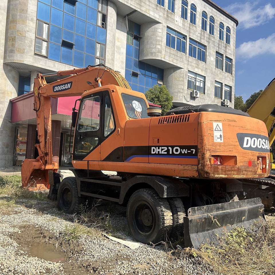 Doosan DH210w-7 wheel excavator - Gumikerekes kotró: 5 kép. Doosan DH210w-7 wheel excavator - Gumikerekes kotró: 5 kép.