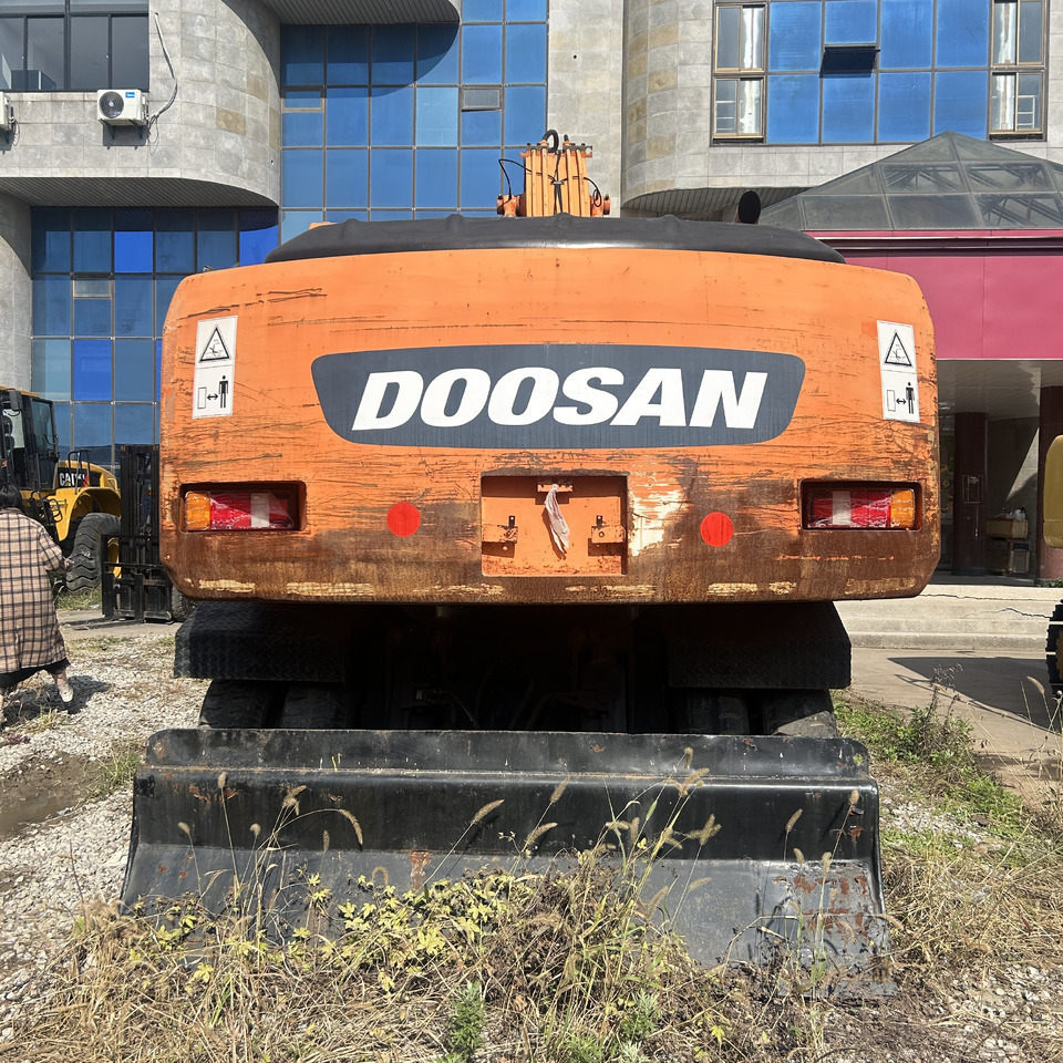 Gumikerekes kotró Doosan DH210w-7 wheel excavator: 6 kép. Gumikerekes kotró Doosan DH210w-7 wheel excavator: 6 kép.