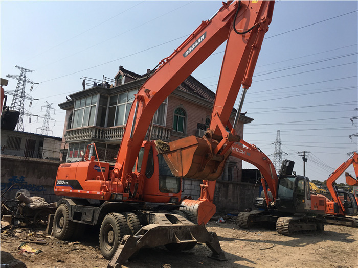 Doosan DH210w-7 wheel excavator - Gumikerekes kotró: 3 kép. Doosan DH210w-7 wheel excavator - Gumikerekes kotró: 3 kép.