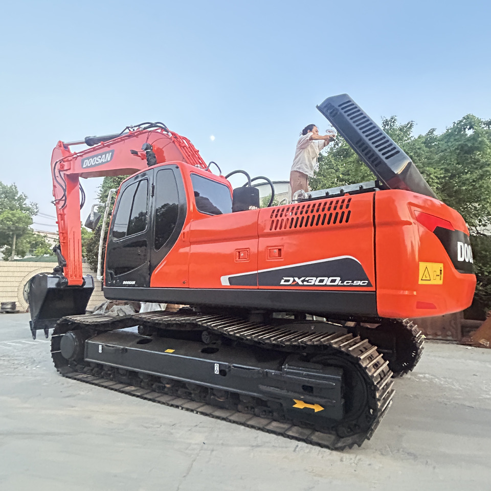 Doosan DX300LC-9c Crawler Excavator - Lánctalpas kotró: 1 kép. Doosan DX300LC-9c Crawler Excavator - Lánctalpas kotró: 1 kép.