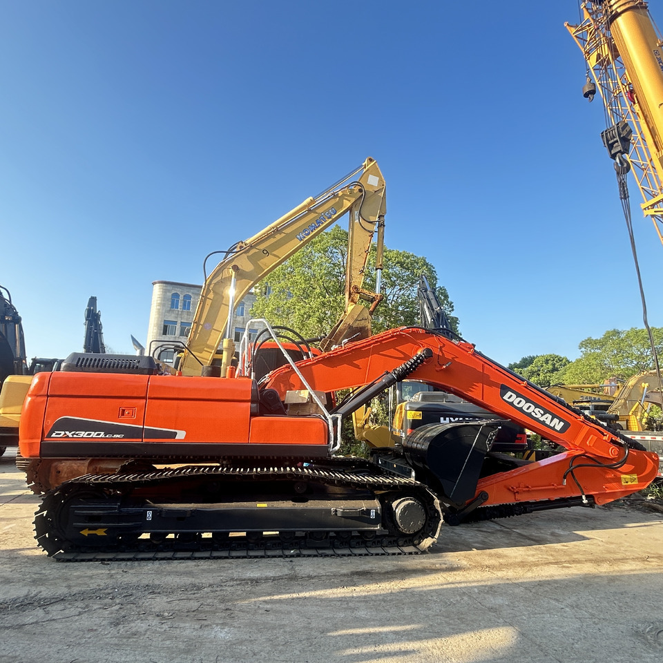 Doosan DX300LC-9c Crawler Excavator - Lánctalpas kotró: 2 kép. Doosan DX300LC-9c Crawler Excavator - Lánctalpas kotró: 2 kép.