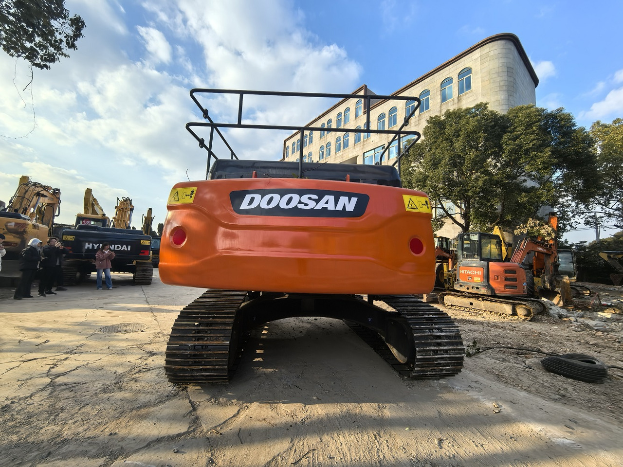 Doosan DX300LC Crawler Excavator - Lánctalpas kotró: 4 kép. Doosan DX300LC Crawler Excavator - Lánctalpas kotró: 4 kép.