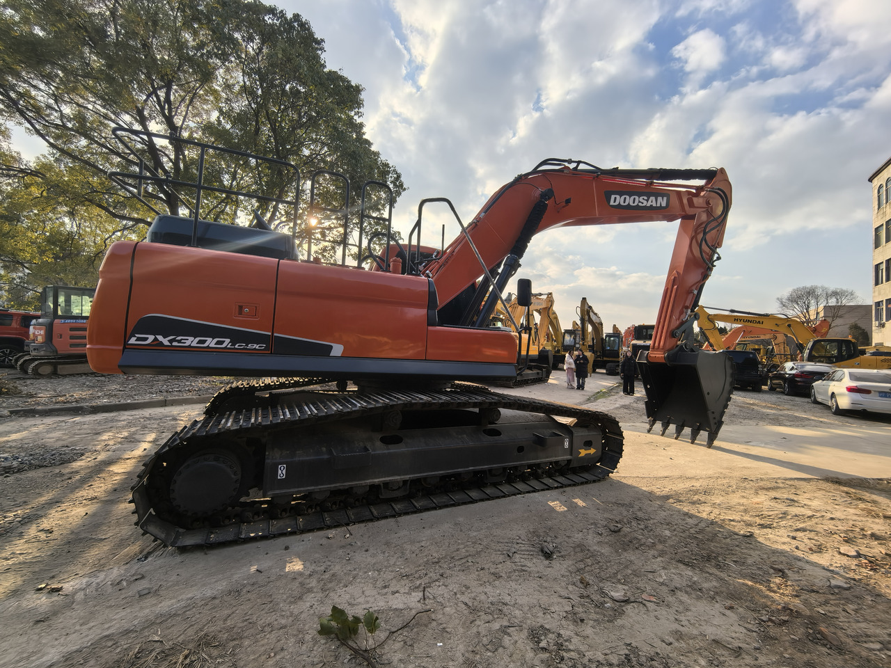 Doosan DX300LC Crawler Excavator - Lánctalpas kotró: 2 kép. Doosan DX300LC Crawler Excavator - Lánctalpas kotró: 2 kép.