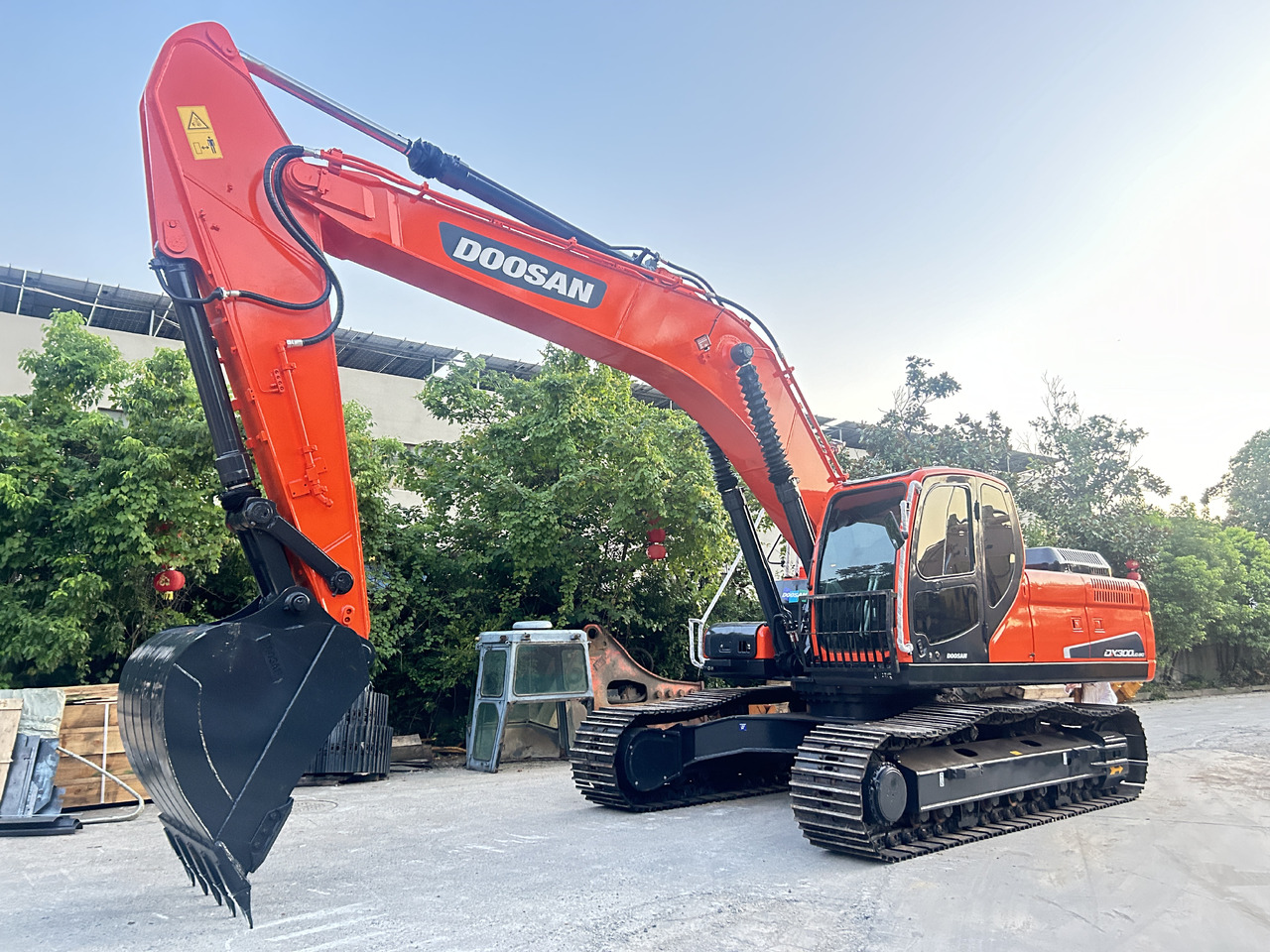 Doosan DX300LC Crawler Excavator - Lánctalpas kotró: 1 kép. Doosan DX300LC Crawler Excavator - Lánctalpas kotró: 1 kép.