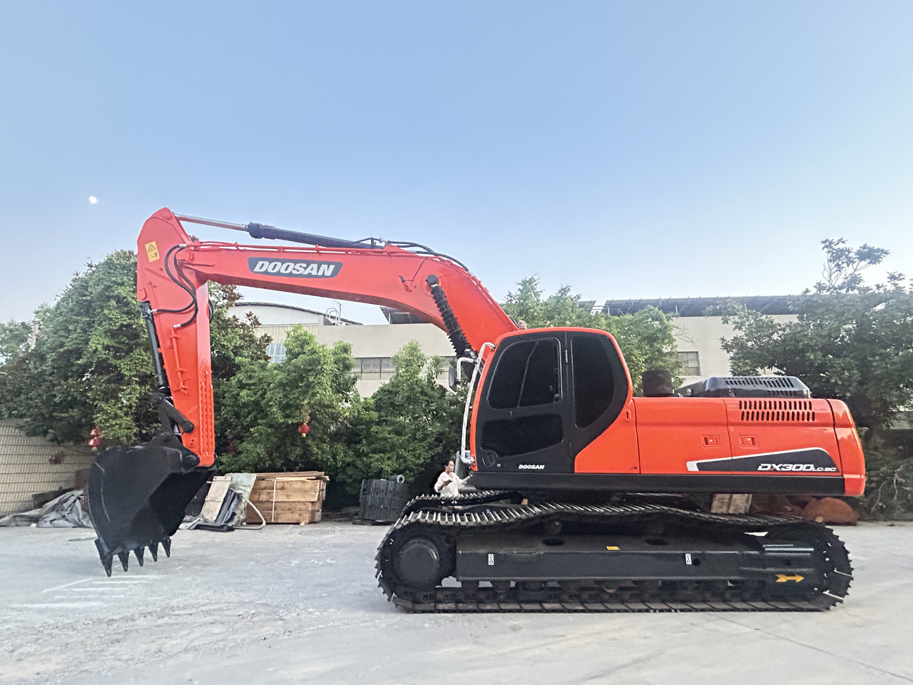Doosan DX300LC Crawler Excavator - Lánctalpas kotró: 2 kép. Doosan DX300LC Crawler Excavator - Lánctalpas kotró: 2 kép.