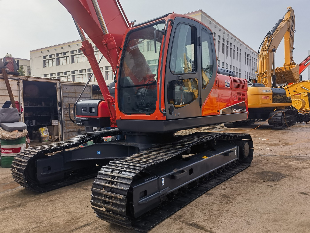 Doosan Dx225 Crawler Excavator - Lánctalpas kotró: 3 kép. Doosan Dx225 Crawler Excavator - Lánctalpas kotró: 3 kép.