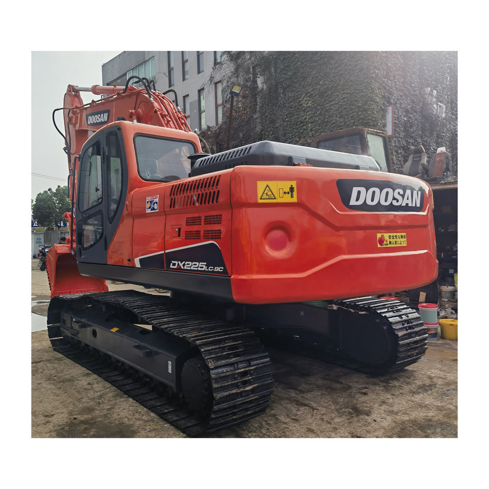 Doosan Dx225 Crawler Excavator - Lánctalpas kotró: 2 kép. Doosan Dx225 Crawler Excavator - Lánctalpas kotró: 2 kép.